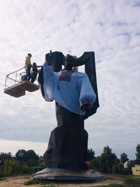 У Ковелі пам'ятник Шевченку одягнули у мега-вишиванку. ФОТО