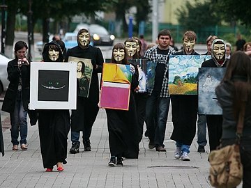 По Луцьку ходила «чортівня» з картинами. ФОТО