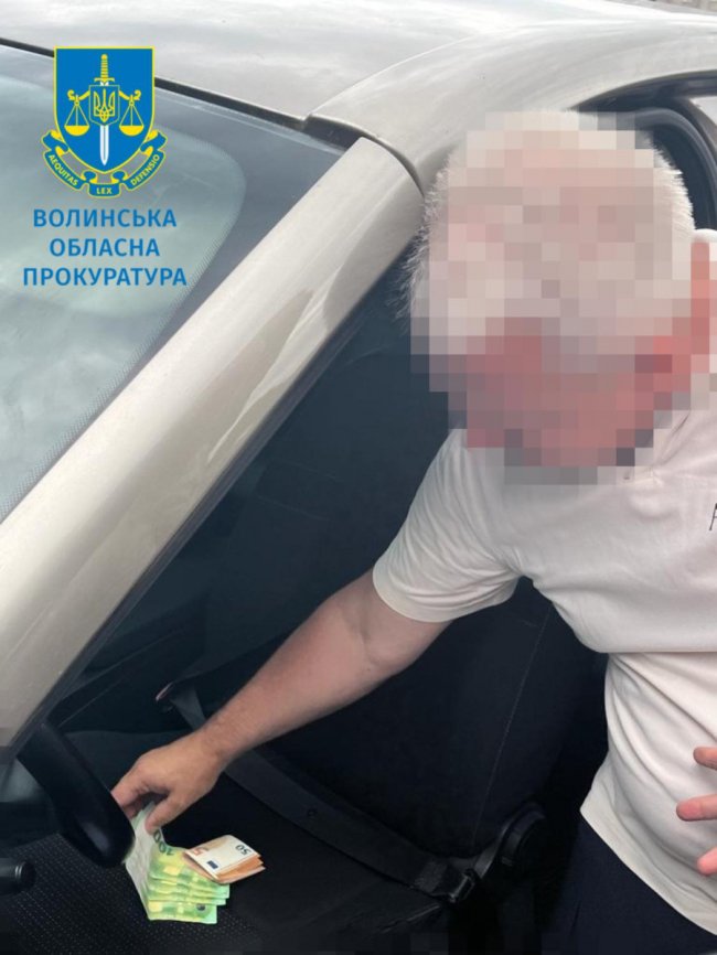 «Вирішував» військовозобов'язаним виїзд за кордон – заступнику голови селищної ради на Волині повідомили про підозру.  ФОТО