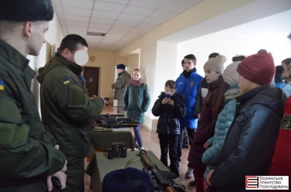 Луцькі гімназисти зібрали кошти для службових собак. ФОТО