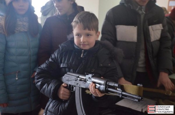 Луцькі гімназисти зібрали кошти для службових собак. ФОТО