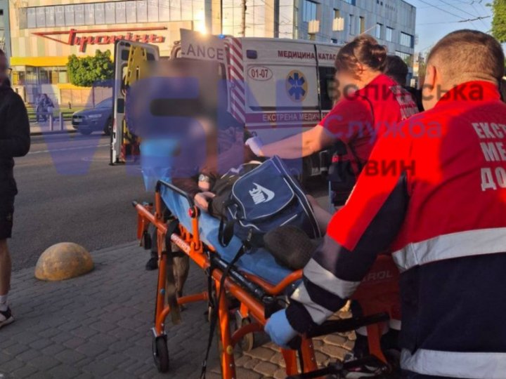 У Луцьку неповнолітній хлопець втратив свідомість на автобусній зупинці, його госпіталізували