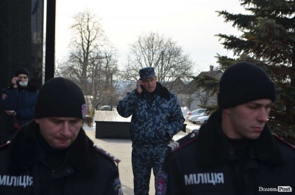 «Кров», міліція і сутичики: у Луцьку відвідали заклади регіоналів. ФОТО