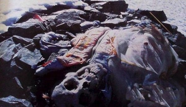 Еверест усіяний трупами загиблих альпіністів. ФОТО