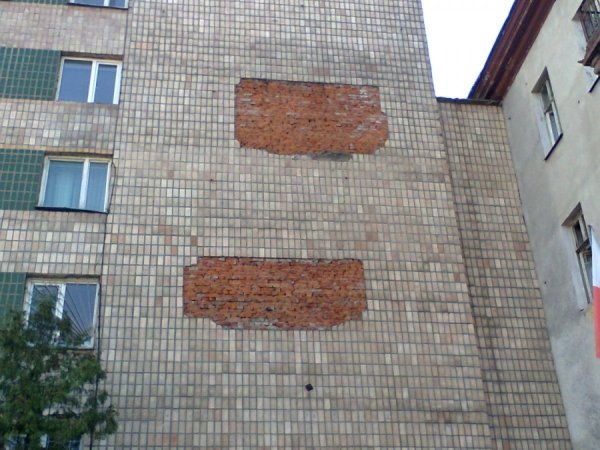 Багатоповерхівки у Луцьку обростають дірками. ФОТО