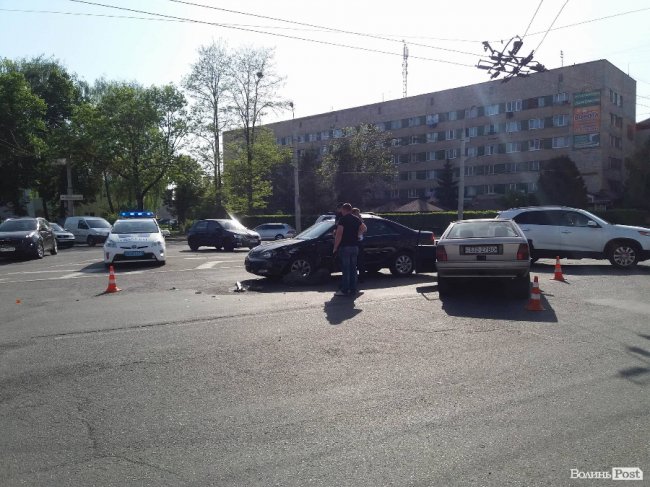 На площі Возз’єднання у Луцьку – аварія. ФОТО