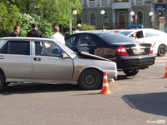 На площі Возз’єднання у Луцьку – аварія. ФОТО