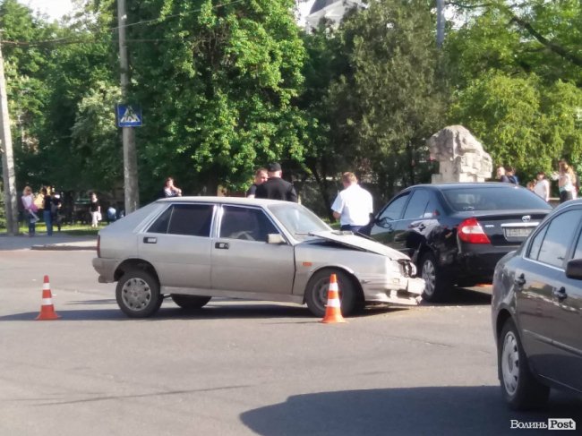 На площі Возз’єднання у Луцьку – аварія. ФОТО