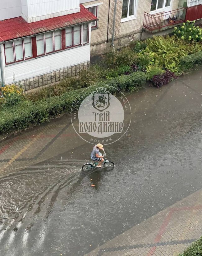 У місті на Волині негода зірвала дах та понівечила автівку. ФОТО