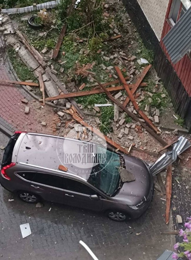 У місті на Волині негода зірвала дах та понівечила автівку. ФОТО