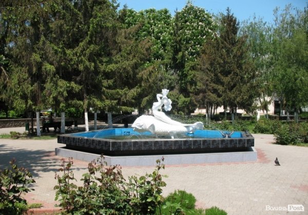 Невеликий сквер біля готелю «Моряк»