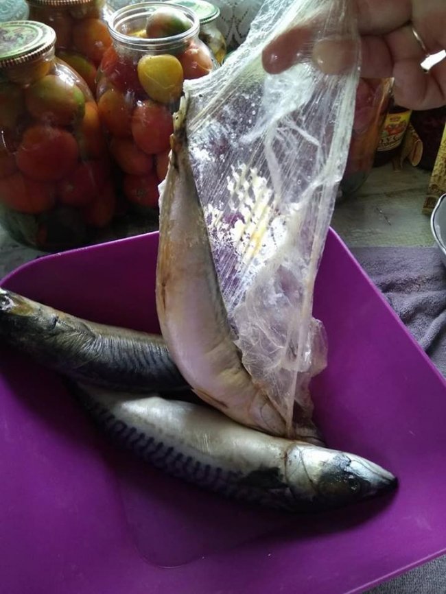 «Жах і сором»: у Володимирі в супермаркеті продали гнилу рибу. ФОТО