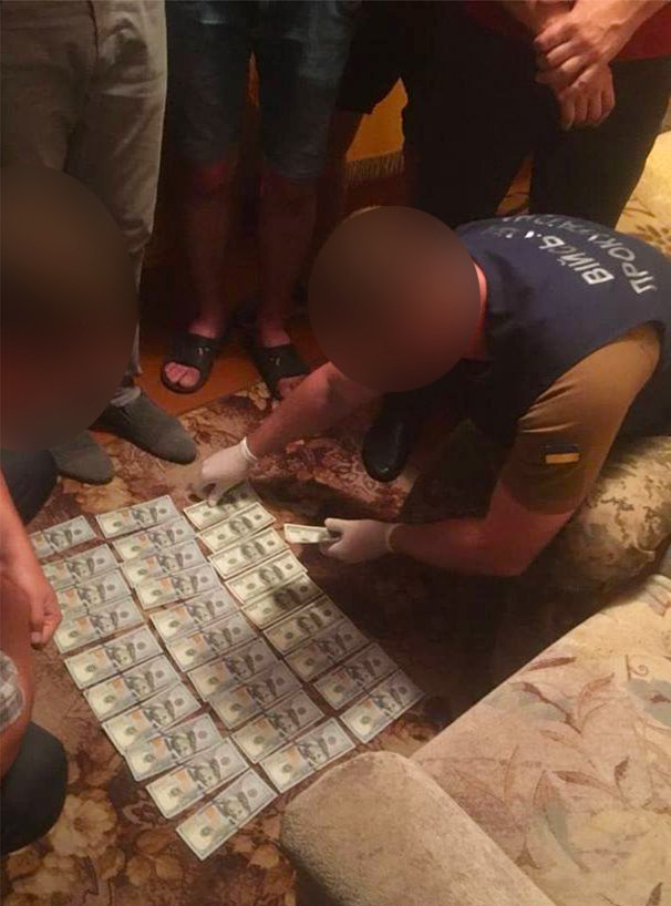 Рівненський посадовець погорів на хабарі у 3 тисячі доларів. ФОТО