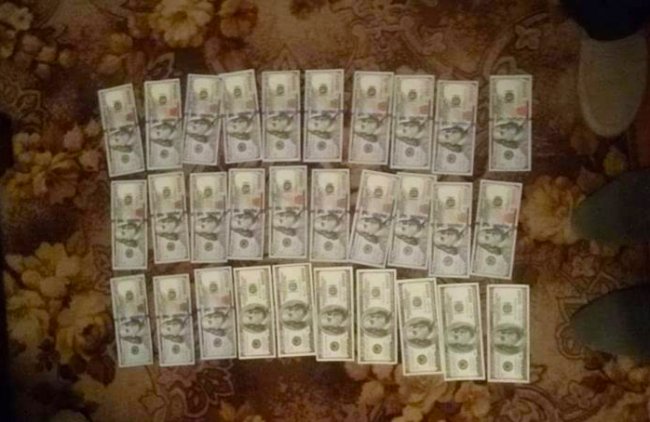 Рівненський посадовець погорів на хабарі у 3 тисячі доларів. ФОТО