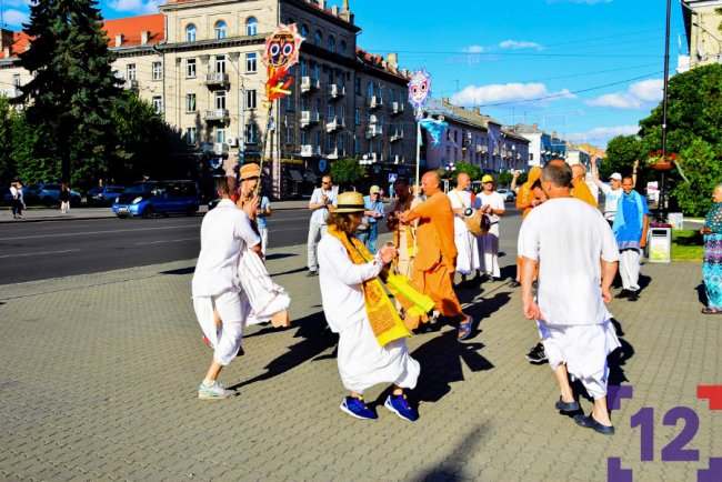 У Луцьку ходили крішнаїти: хто вони і що проповідують. ФОТОРЕПОРТАЖ