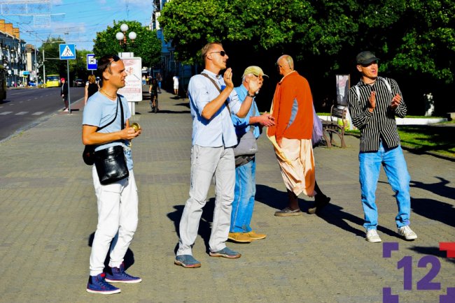 У Луцьку ходили крішнаїти: хто вони і що проповідують. ФОТОРЕПОРТАЖ