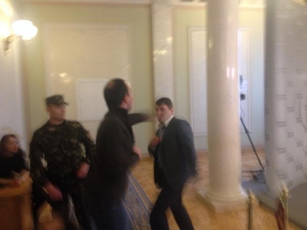 Чергова бійка у Верховній Раді, цього разу - до крові. ФОТО. ВІДЕО