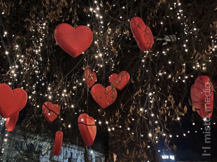 «Верифікація любові»: У Луцьку в 55 закладах monobank пригощатиме за фото поцілунку