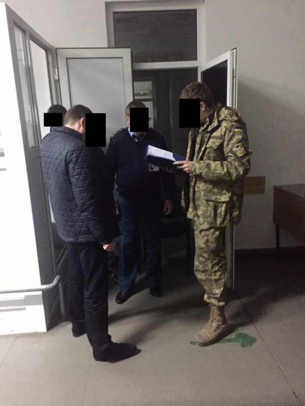 Старшого інспектора митного посту «Мостиськ» Львівської митниці спіймано на хабарі. ФОТО