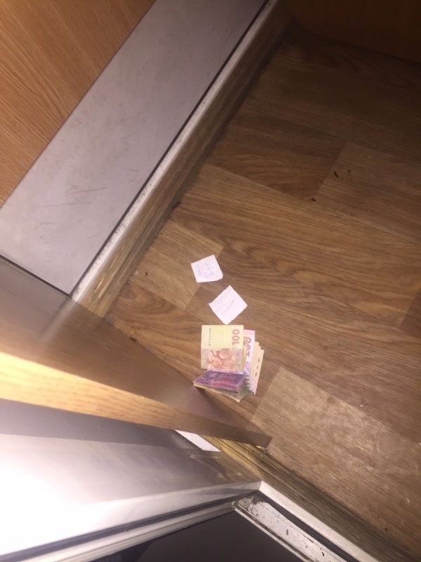 Старшого інспектора митного посту «Мостиськ» Львівської митниці спіймано на хабарі. ФОТО