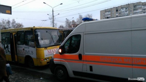 У Луцьку маршрутка дзеркалом збила жінку