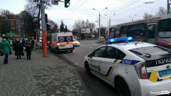 У Луцьку маршрутка дзеркалом збила жінку