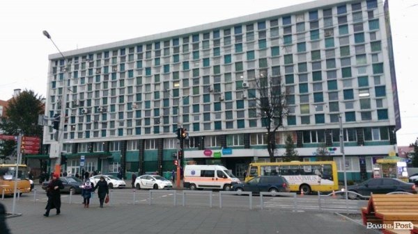 У Луцьку маршрутка дзеркалом збила жінку