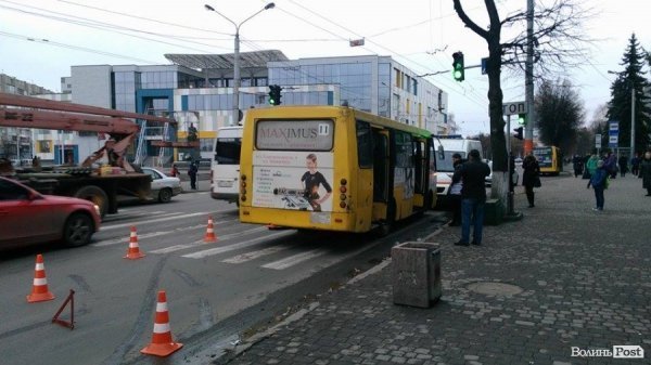 У Луцьку маршрутка дзеркалом збила жінку