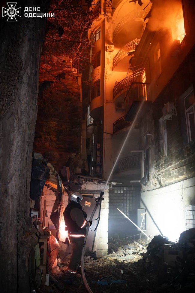 Окупанти уночі вдарили по житловому будинку в Одесі