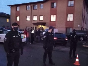 У Луцьку чоловік протаранив паркан, а потім закрився в автомобілі. ФОТО