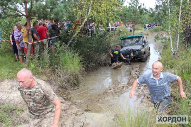 Трясовина, болото, ями: на Волині змагалися водії-екстремали. ФОТО