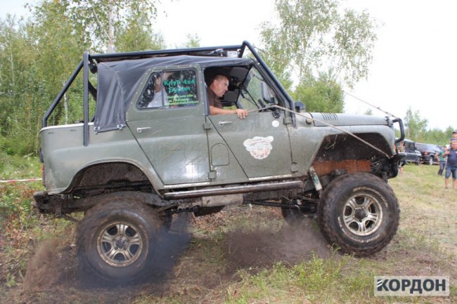 Трясовина, болото, ями: на Волині змагалися водії-екстремали. ФОТО