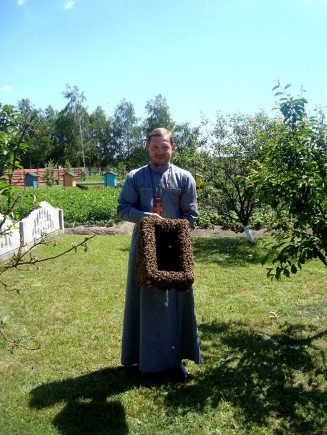 Волинський священик похвалився своєю пасікою. ФОТО