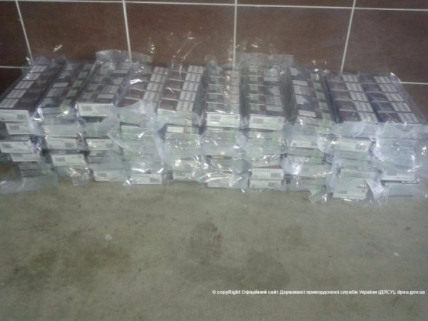 На «Ягодині» затримали авто, «нафаршироване» цигарками