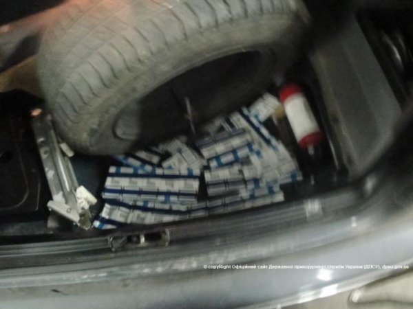 На «Ягодині» затримали авто, «нафаршироване» цигарками