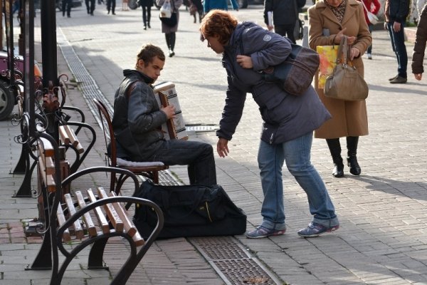 Луцький вуличний баяніст розповів про заробітки й ідеальну дівчину. ФОТО