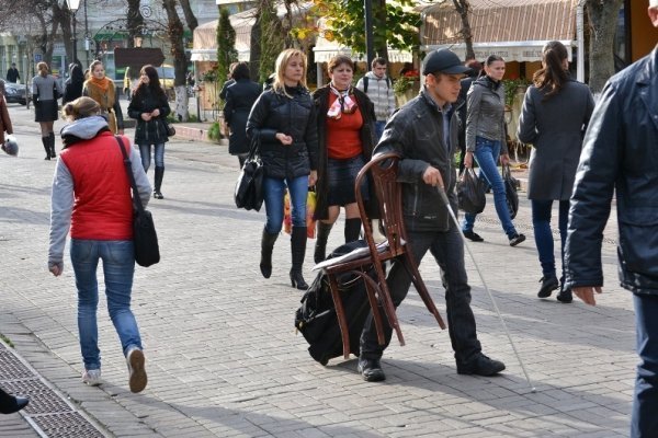 Луцький вуличний баяніст розповів про заробітки й ідеальну дівчину. ФОТО