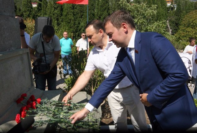 У Криму відкрили пам’ятник Леніну і прийняли школярів у піонери