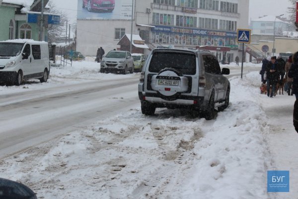 У Володимирі комунальники воюють зі снігом на вулицях