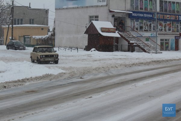 У Володимирі комунальники воюють зі снігом на вулицях