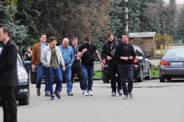 Чоловік в оранжевій куртці - Олександр Тиводар