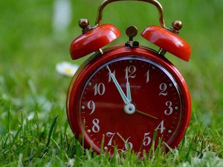 Годинник переводять на зимовий час: як це пережити