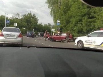 У Луцьку автомобіль зніс огорожу: через ДТП утворився затор