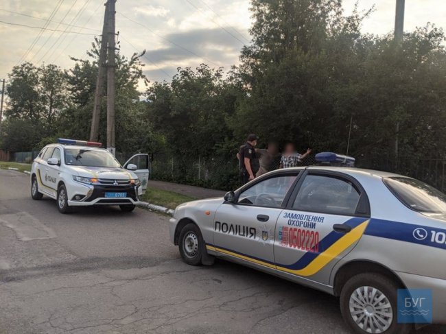 На «п'яні» розбірки чоловіків у Нововолинську довелось викликати поліцію та медиків. ФОТО