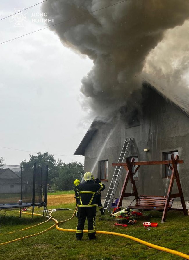  Всередині перебувала мама з трьома дітьми: на Волині блискавка влучила в будинок