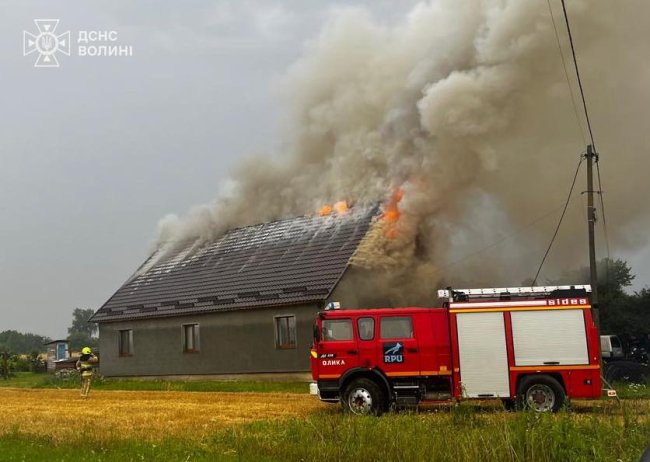  Всередині перебувала мама з трьома дітьми: на Волині блискавка влучила в будинок