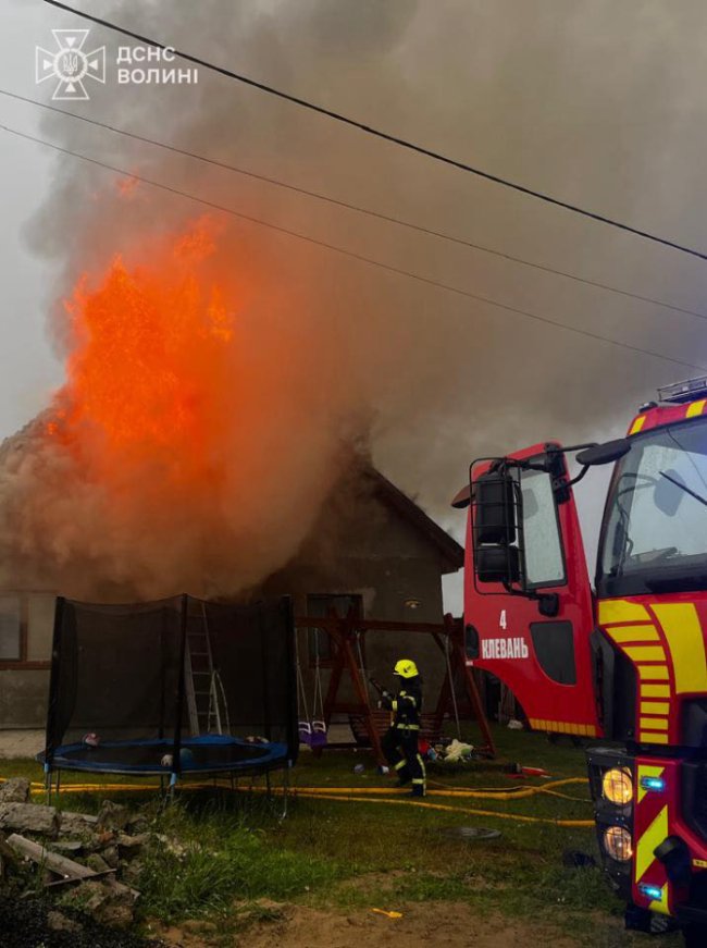  Всередині перебувала мама з трьома дітьми: на Волині блискавка влучила в будинок