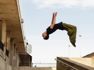 На Волині підліток задля ефектного відео стрибнув з будівлі і травмувався 