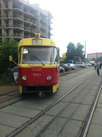 У Києві трамвай зійшов із рейок і пошкодив автомобілі. ФОТО