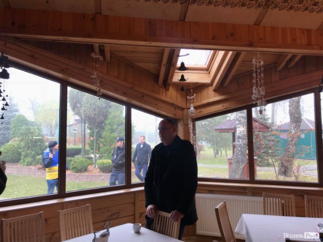 У Луцьку атовці в робочий час застали чиновника в ресторані. ФОТО. ВІДЕО